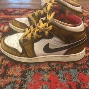 Boys Air Jordan 1 Mids; size 4Y